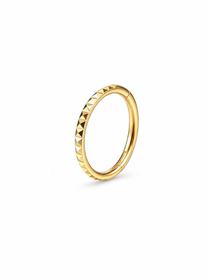 Gold pyramid-faceted G23 titanium hinged clicker ring